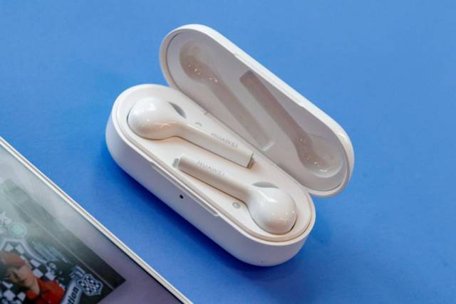 在真无线耳机泛滥前夕华为freebuds无线耳机能否先下一城?