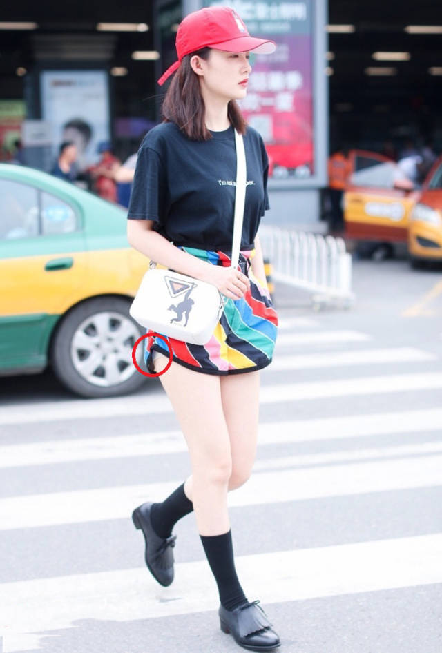 李沁穿彩虹短裤现身,两侧太短都露安全裤了,网友:腿上肉肉不少