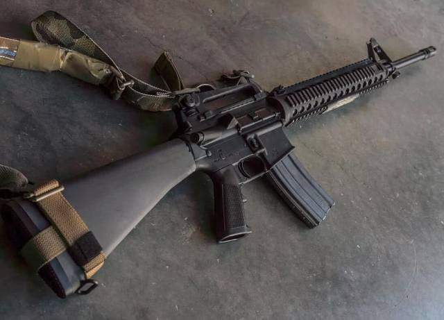 美国出手,全世界跟进,俄罗斯出了ak74步枪,法国出了famas,奥地利出了