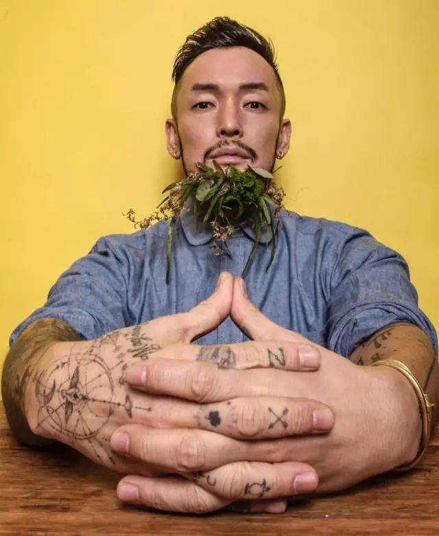 酷帅花臂大叔开的花店爆红纽约,告诉你什么叫不是花店老板的摄影师不