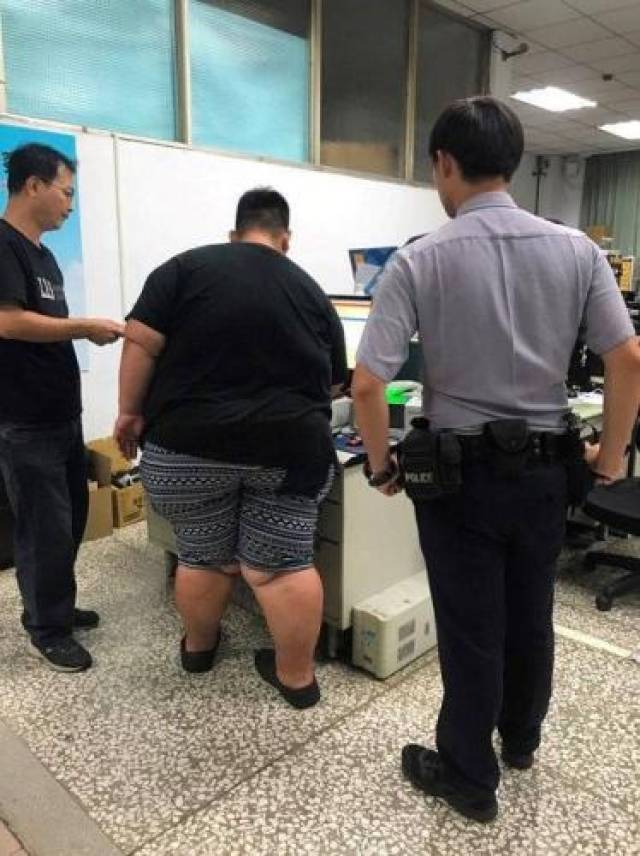 台湾通缉犯曾是"亚洲第一胖 被捕时手铐太小