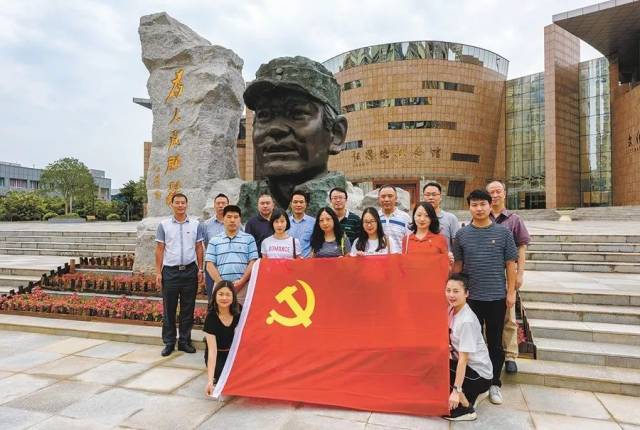 与张思德塑像合影,把"为人民服务"记心间.