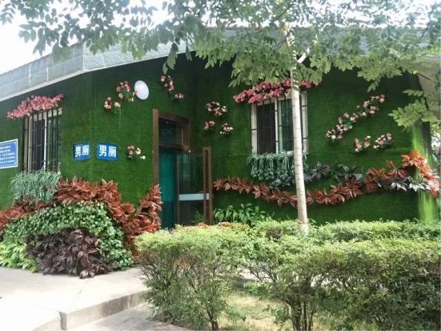 北环广场西侧公共厕所立体绿化