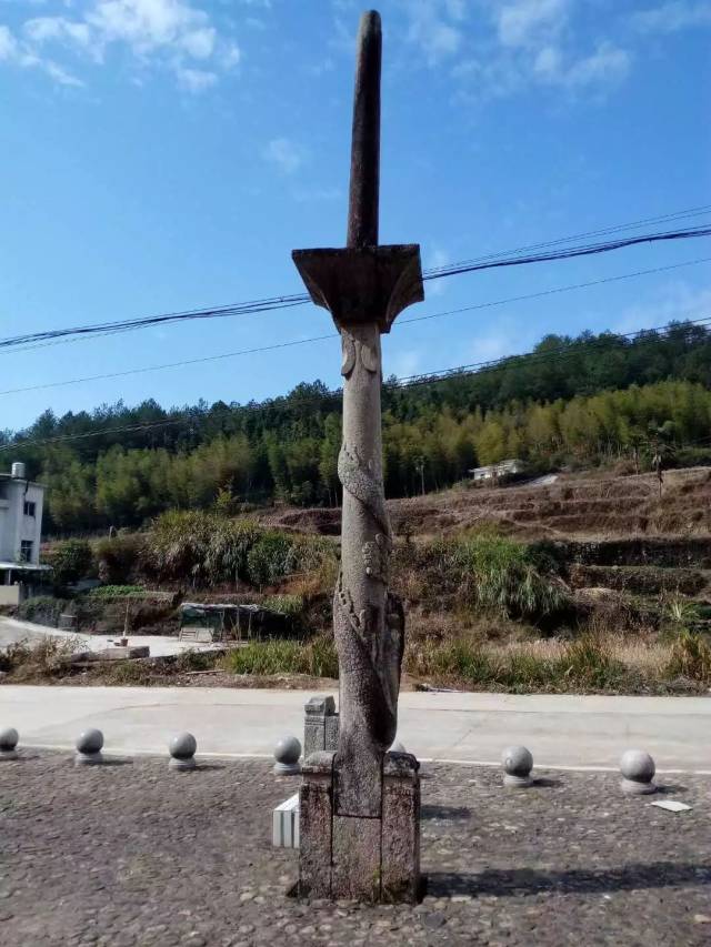 题东洋堂前石桅杆