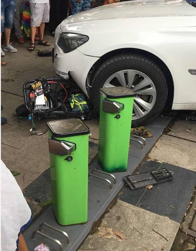 坦洲有外卖小哥被卷入宝马车底!5通又系女司机?_手机搜狐网