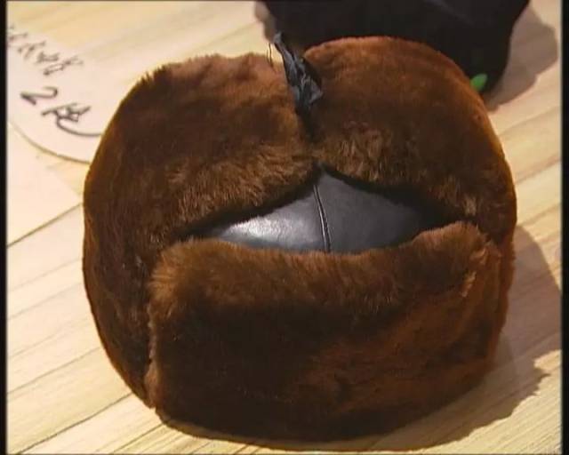 观众朋友您看这些帽子,看着还都真是有历史了,这个像不像刘姥姥进大观