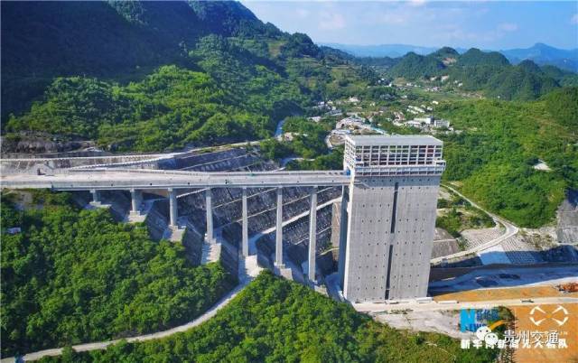 航拍贵州乌江上的"超级升船机"