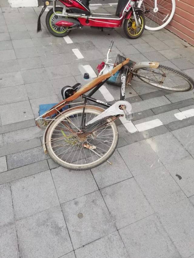 自行车吹倒在地