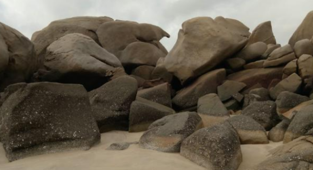 "凌乱"的岩石堆在沙滩上,静静地诉说着大自然的神奇