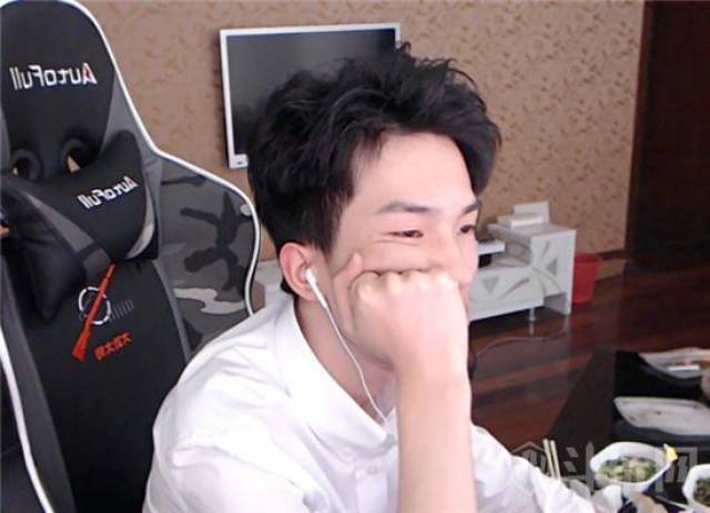开枪如泣血!吃鸡难言遭质疑用吸血挂,粉丝:他这么抠买不起挂的