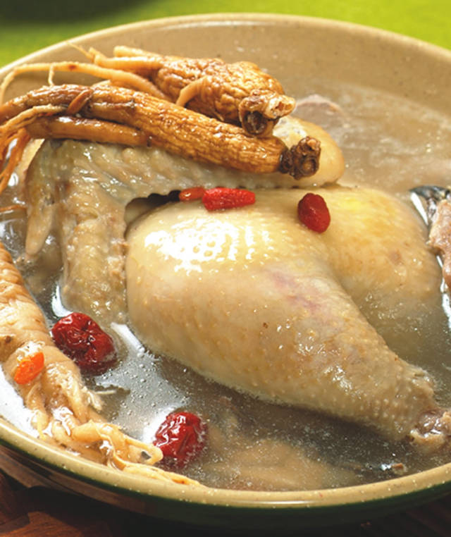 土鸡煲汤加上这东西能补气生血味道美极了