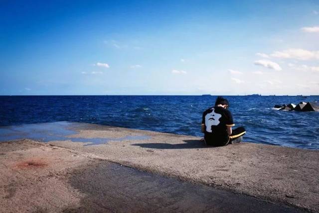 拍远景照的方法也有很多,比如 背影剪影等等,还能拍出一种意境感