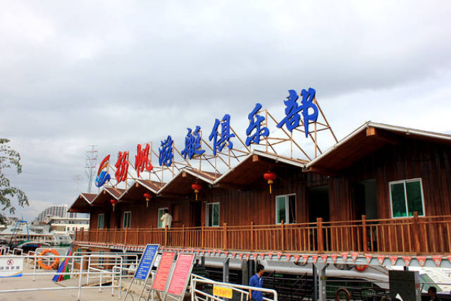 回到正题,今天是去海钓的,我们选择的是市区的扬帆游艇俱乐部,他挨着