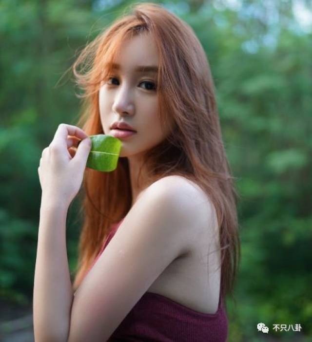 同理的还有刘羽琦,本来平时的自拍里就已经是一张非常明显的整容网