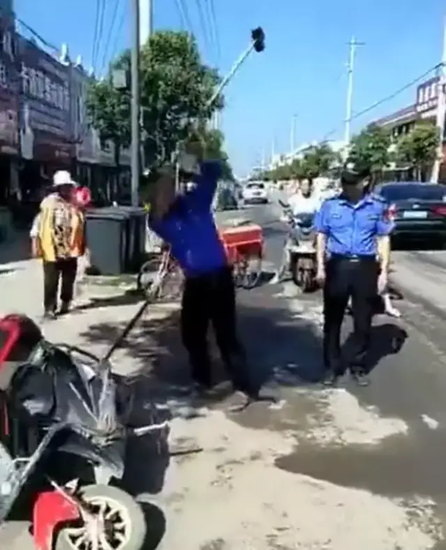 当街抡大锤砸车!