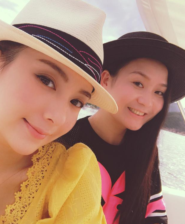 郭富城娇妻方媛与友人出游 略施粉黛明艳动人
