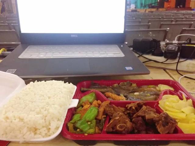 你能信这是工作餐?豪气吧! 毕竟吃饱了才有力气干活啊