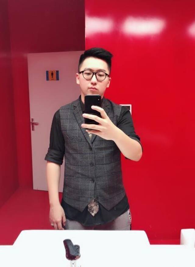 英雄联盟幸福指数最高男主播 白天打职业晚上三个妹子陪玩!