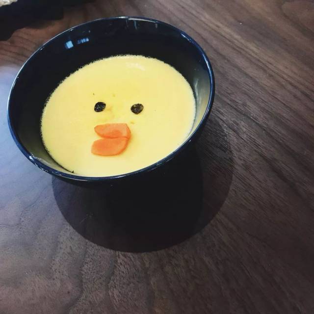 一岁的螃蟹最近开启了一扇 "新世界的大门"——喝酸奶!