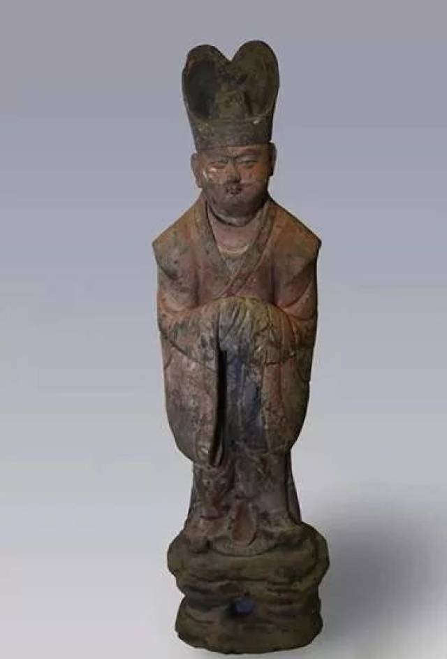 这是一种源自战国鹖冠的首服,冠主体为包叶状,正面饰鹖鸟形装饰.