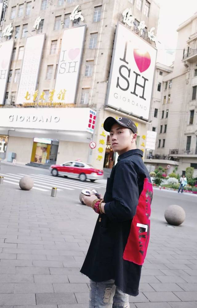 音乐剧演员挣的不是特别多,但我签了公司之后加上我上课的费用演出费