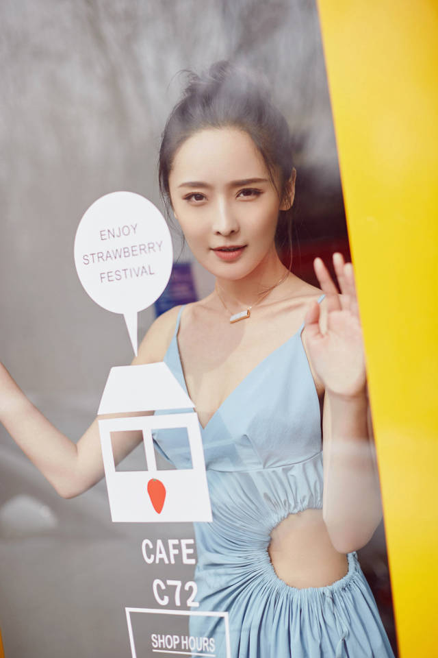 李曼全新气质写真曝光 优雅质感秀小"曼"腰