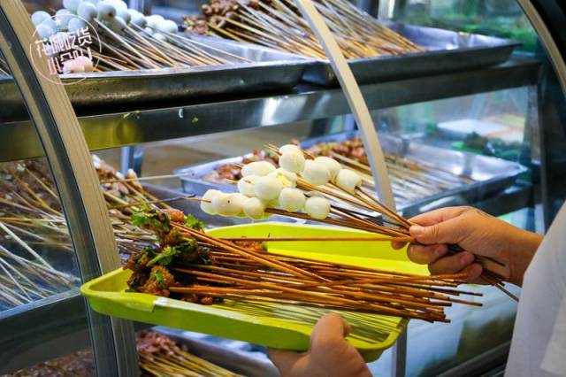 在这里吃串串最开心的事情就是根本不用管每串的价格!