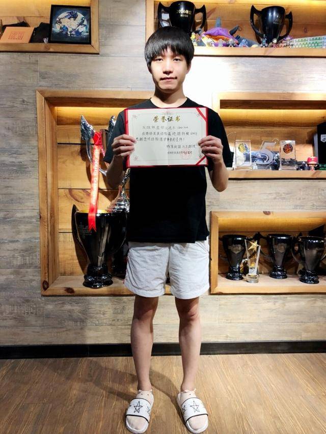 英雄联盟:正能量!粉丝自发组织公益行动 为厂长庆祝生日