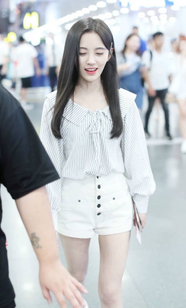 鞠婧祎穿条纹衬衫搭配白色短裤现身机场 皮肤白到发光笑容好甜