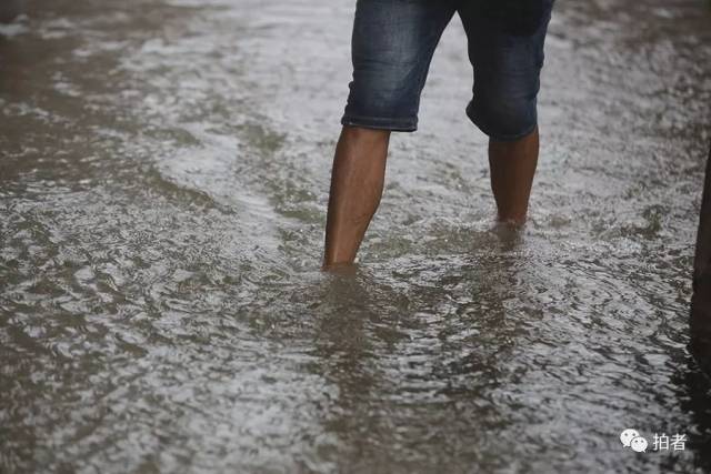 赤脚雨中图片