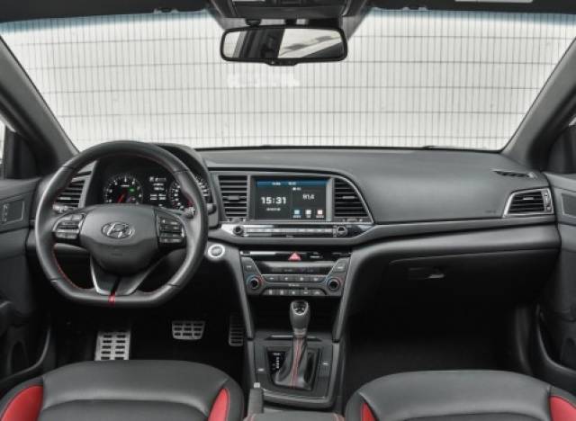 内饰方面,北京现代领动和丰田卡罗拉属于相同风格,耐看.