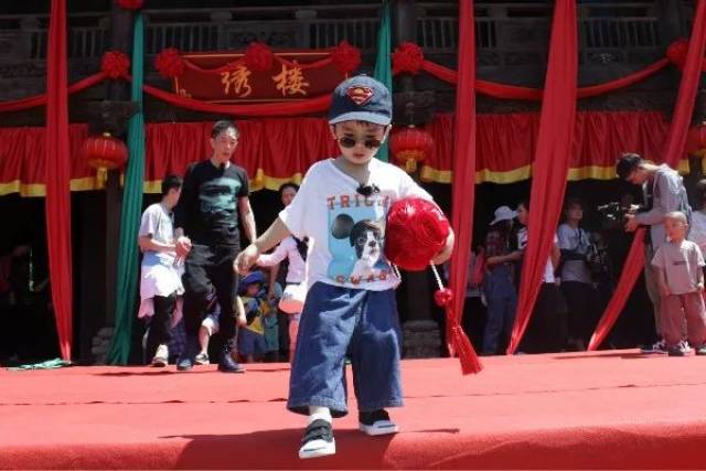 星爸萌宝集聚康镇,精彩节目《想想办法吧爸爸》后天即将上线!