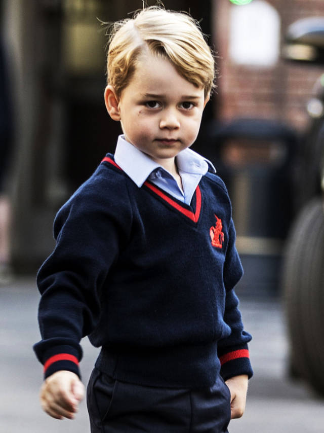 出生在英国王室是什么体验5岁乔治小王子为何从不穿长裤甚至不能自拍