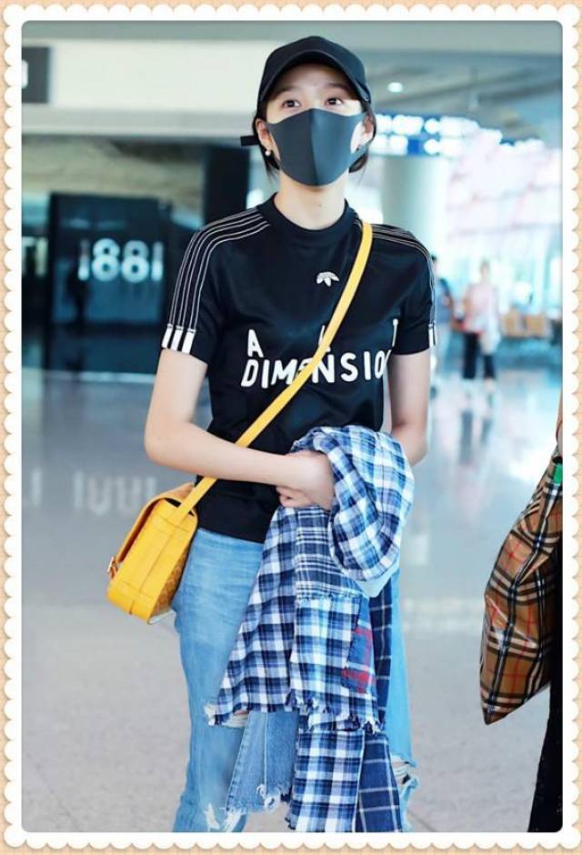 同穿黑色t恤,刘雯只不过是扎了个丸子头,就比21岁关晓彤还显嫩