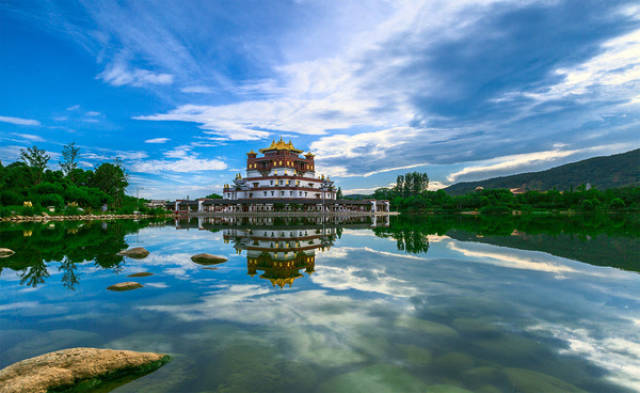 靈山大佛是一個世界著名景點,位於江蘇省無錫市濱湖區馬山國家風景