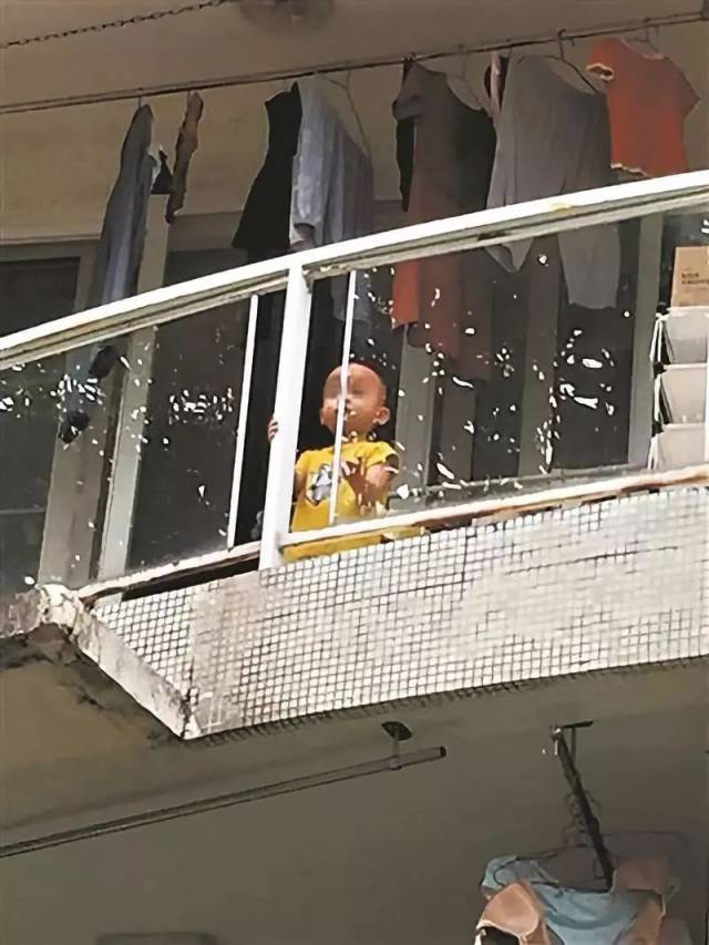 广州两岁男童独自在阳台哭泣,消防员爬长梯护娃.