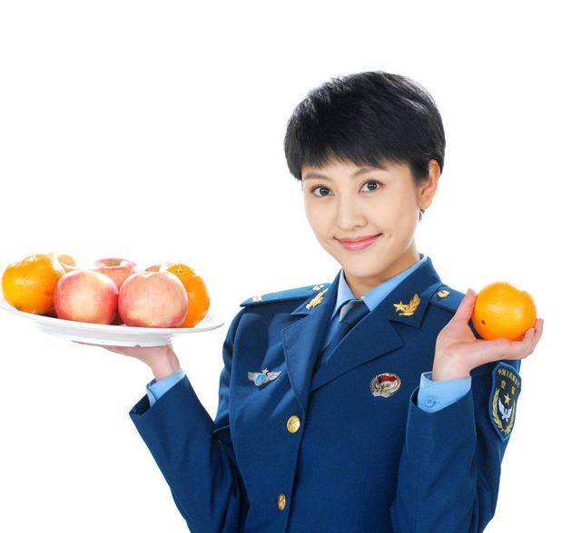 被部队特招入伍14年,是姓"军"的好艺人,军旅之花不惧剃光头