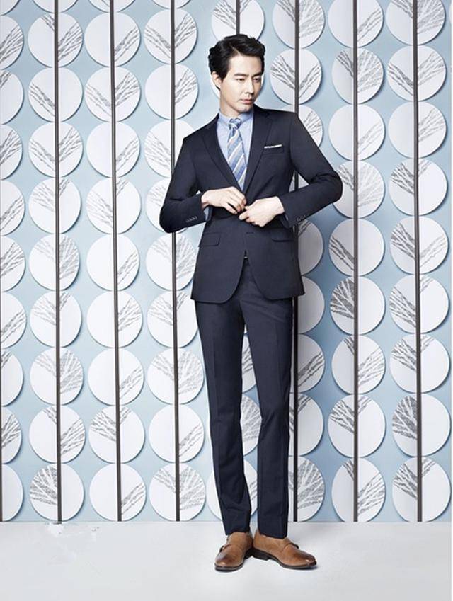 说到赵寅成相信很多人的第一反应就是他的大长腿,身高186cm的他曾经是