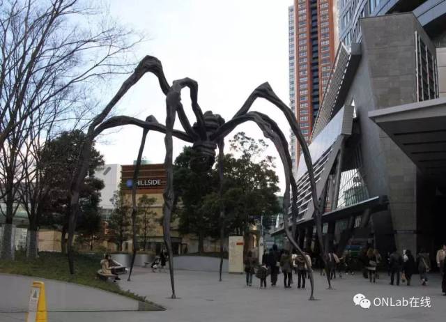 六本木新城平台上louise bourgeois 的大蜘蛛