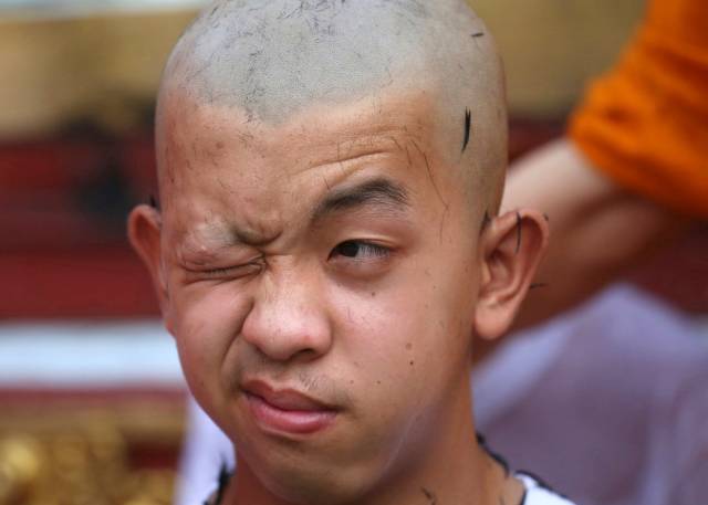 泰国少年足球队劫后重生暂出家 剃度净化心灵,悼念殉职潜水员