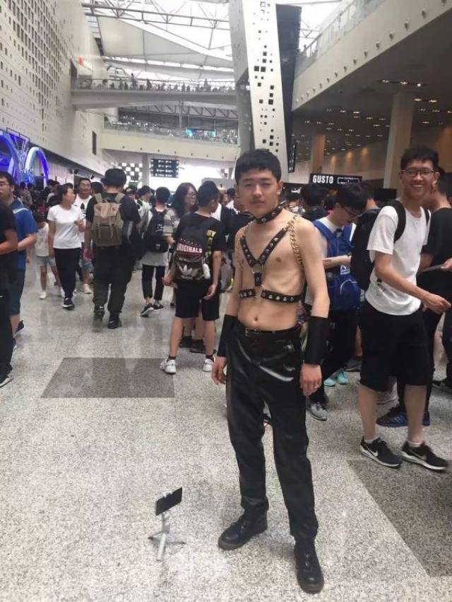 有个哥们,居然在漫展上cos钙片演员van darkholme