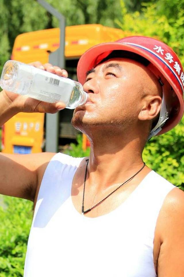 记者在采访时可以清晰地看见豆大的汗珠从这群作业人员的额头上不断冒