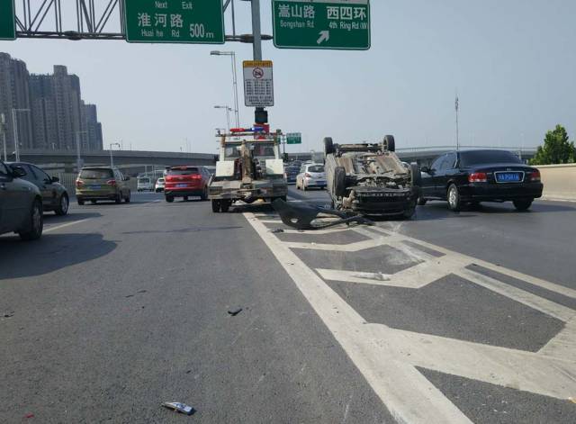 高架橋上 轎車突然追尾翻車 夏日炎炎駕車切勿心急氣躁