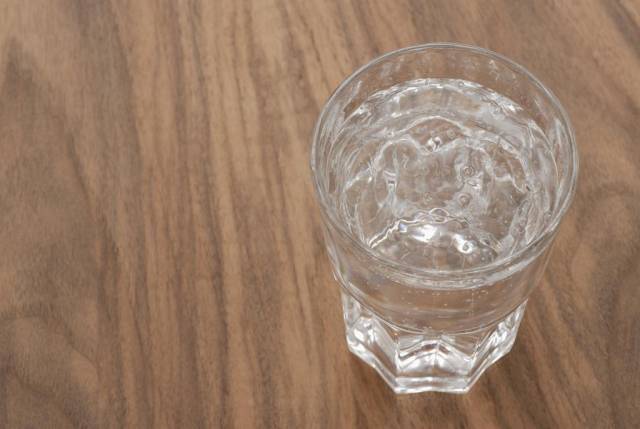 建议喝凉水,但也不要太凉的,以免造成胃部痉挛.