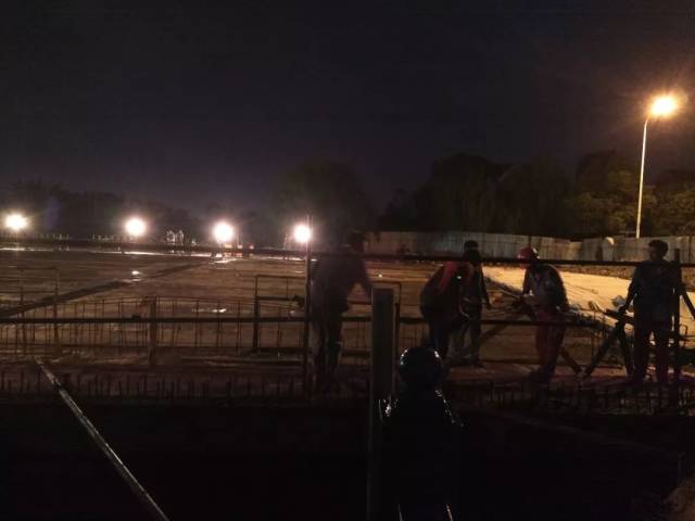 【7.25】诗乡广场露天电影开始》345路夜间公