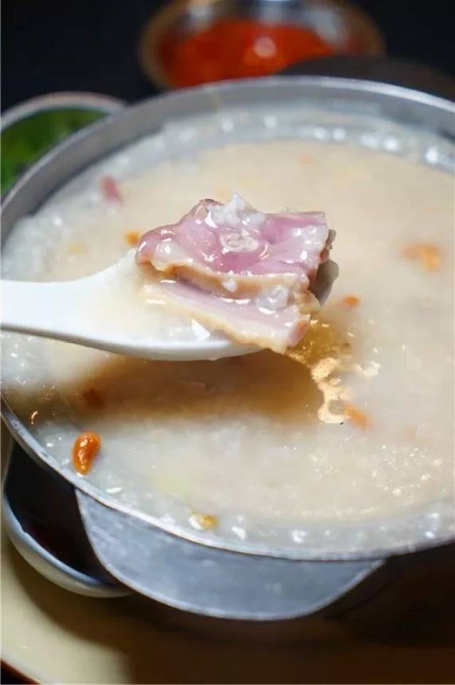 呢间港式风格大排档有咩甘吸引?