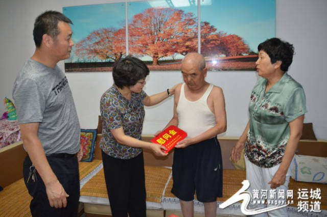 运城市老干部局副局长谢丽娟一行看望慰问果业系统特困老干部