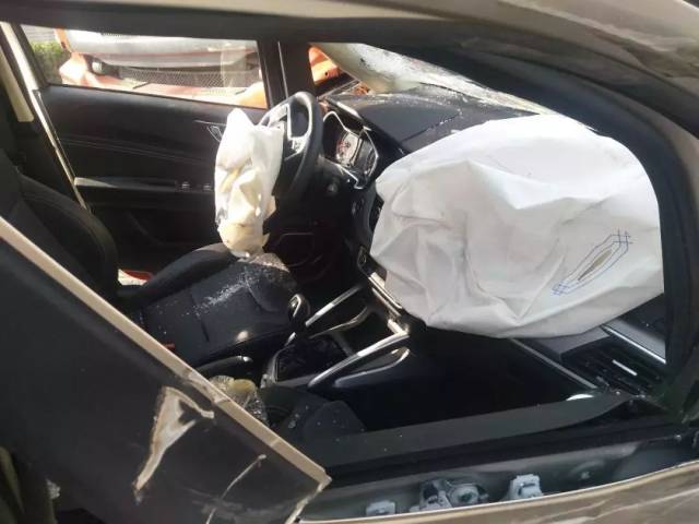 十分堵塞 很多行驶车辆拥堵在周围 路上一片混乱 鹿试蛴写痪