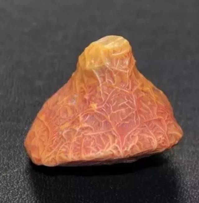 男子捡到一神秘石头,天天戴身上,结果老人的话让他脸色大变!