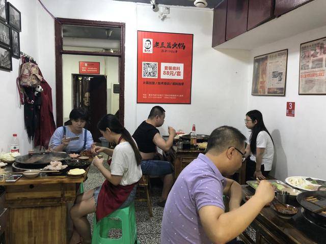 肥肠鸡,店里有几桌,大多的桌子都摆在小区坝坝上面,来来去去的人很多.